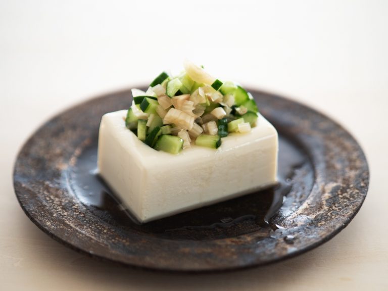 らっきょうときゅうりを細かく刻み、豆腐の中に詰め、上からごま油とだしのきいた塩をかけただけのシンプルおつまみ。 _A158057