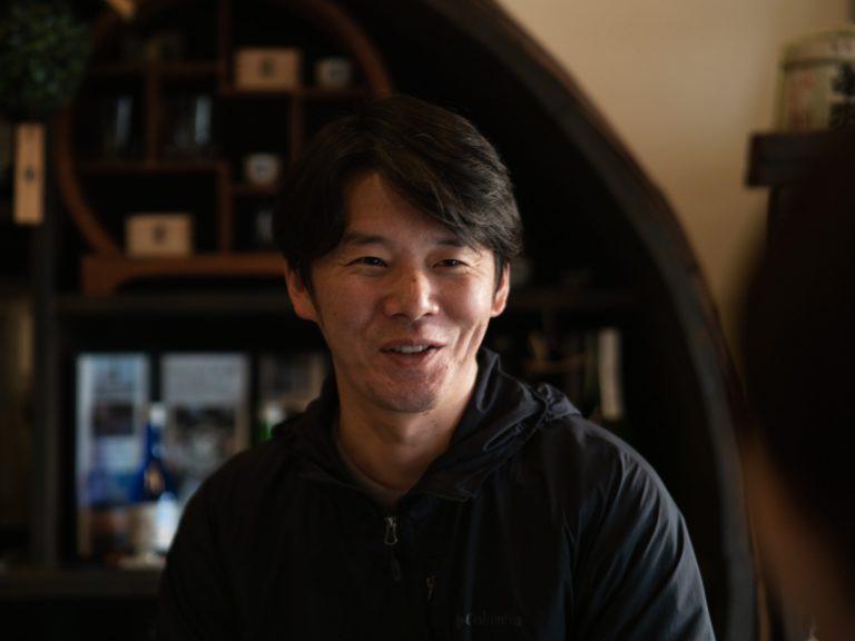 四代目当主の今村嘉一郎さん。姉で杜氏の友香さんと一緒に若波酒造を担う。 _C128306