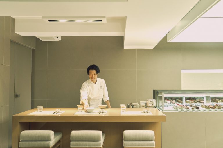 昆布智成(こんぶ・ともなり)/〈オーボンヴュータン〉〈ピエール・エルメサロン・ド・テ〉を経て渡仏。〈ラトリエ・ドゥ・ジョエル・ロブション〉ほかで修業し〈アングラン〉へ。昨年シェフパティシエに。 〈UN GRAIN〉青山