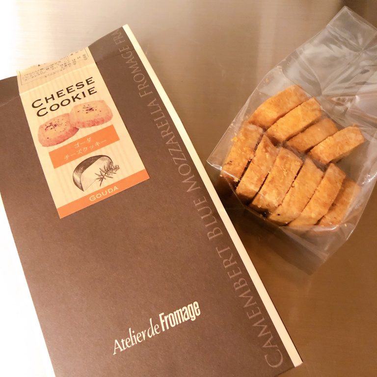 〈アトリエ・ド・フロマージュ〉の「チーズクッキー」（カマンベール、ゴーダ、ゴルゴンゾーラ）各756円。