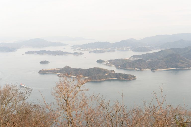 中央の島が小佐木島です。 広島県三原市 竜王山展望台