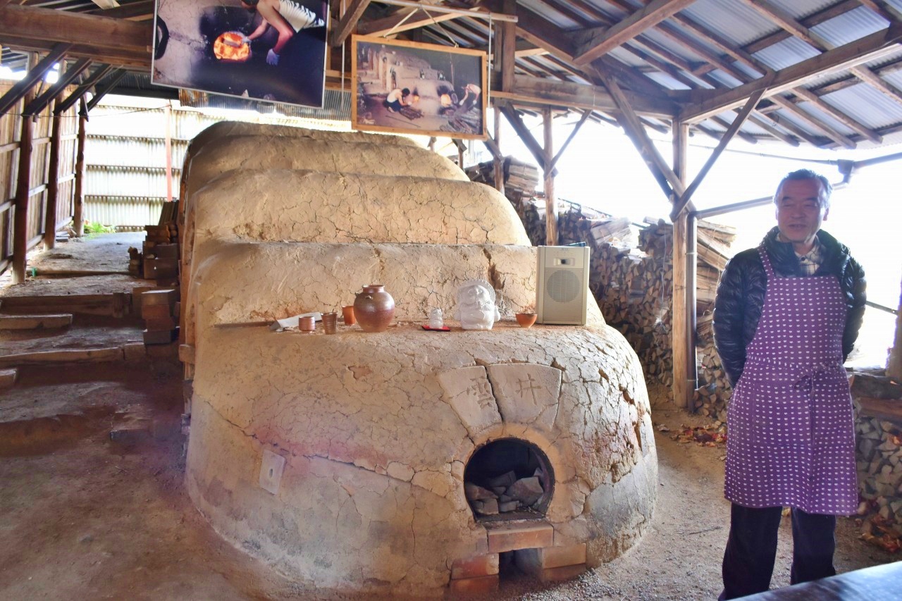 〈信楽澤善幸せ創造館〉のオーナーの澤さんに、登り窯の仕組みなども聞くことができる。