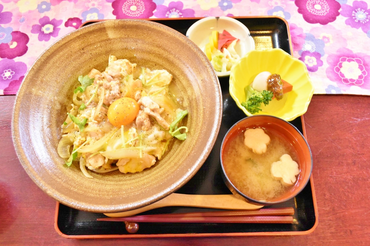 陶芸を体験したあとは、濃厚な旨みと歯ごたえが堪らない「近江鶏親子丼」を味わってみては。