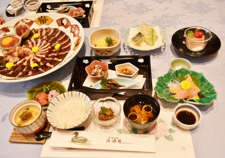 滋賀の名物の「鴨鍋」の他に、鮒ずしやビワマスなどの湖水料理や滋賀の伝統食も楽しめる。