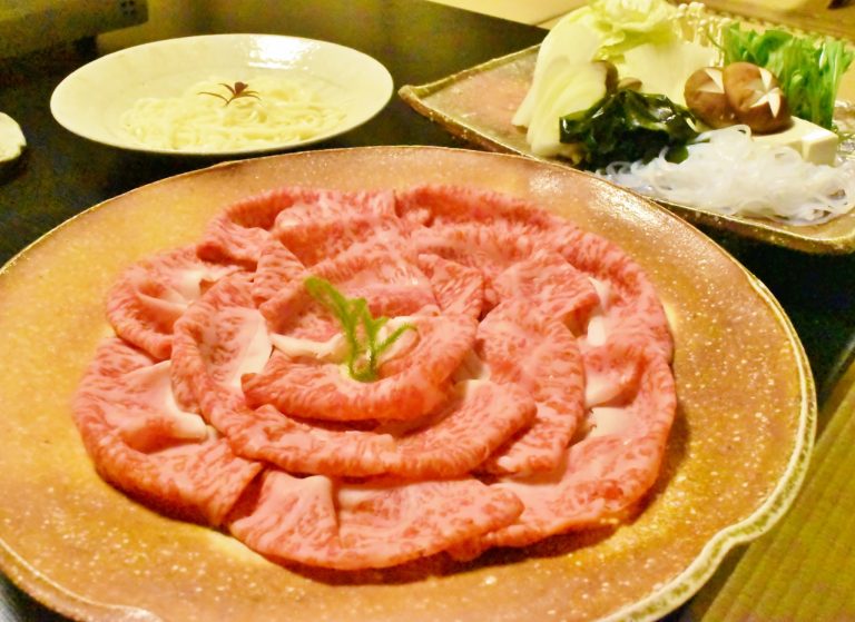 「近江牛」など、滋賀県の旬を贅沢に盛り込んだお料理は、信楽焼の作家たちが作るお皿で提供されるなど、味だけではなく、目でも楽しめるところが女性からも人気。
