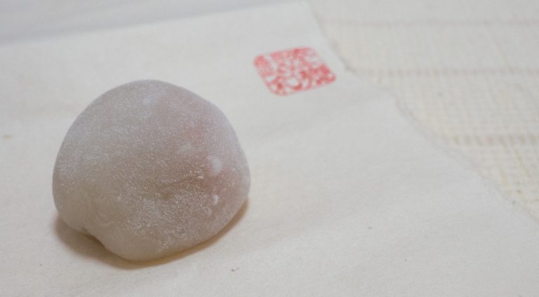 まるっとした形が可愛い「和郷特製 くるみ餅」。