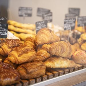 アルザスで修業したシェフが作る焼き菓子も人気。