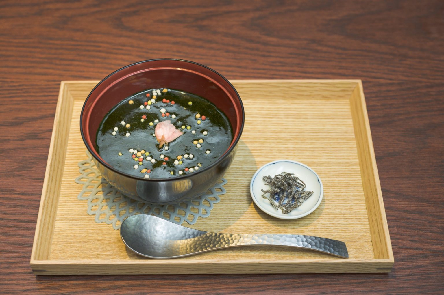 「温かいもちあわの宇治抹茶ぜんざい」1,000円。濃厚な抹茶で覆われた抹茶ぜんざいは新感覚。