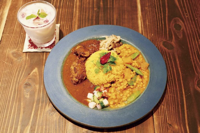 カレー2種盛り1,000円(税込)。5種のカレーのうち、2種はヴィーガン。 〈SPICE CURRY PALMYRA〉/中央