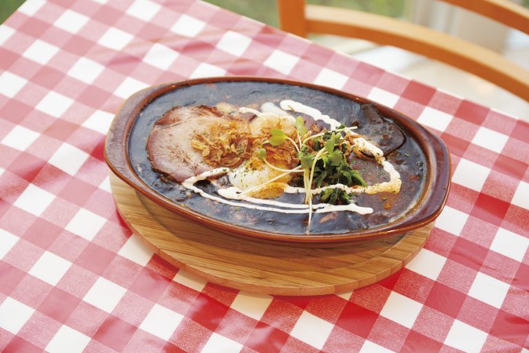 「チーズ黒焼きカレー」850円。人気No.1カレー。チーズ、温玉、焼き豚を全部のせ。 〈ぬーじボンボンニュータイプ〉/首里