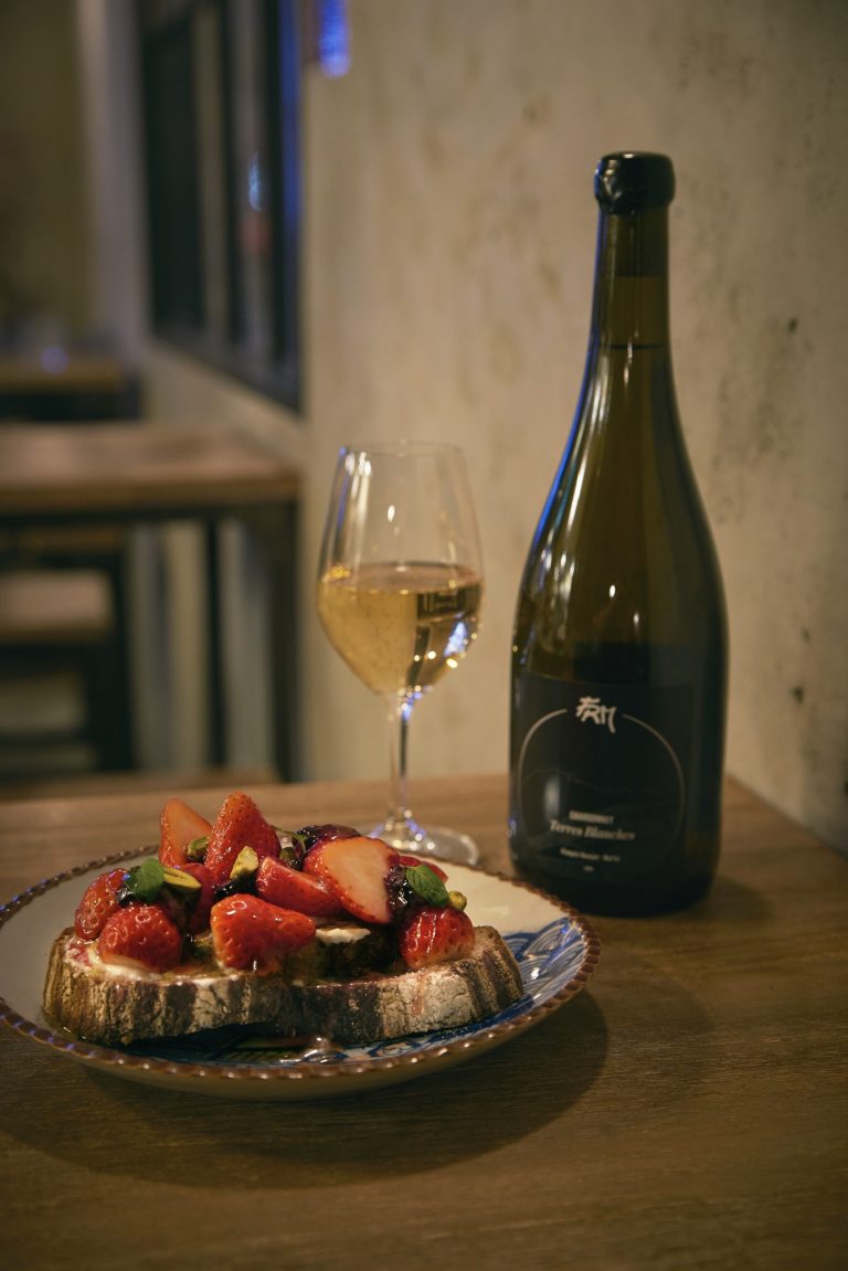 「国産いちごのオープンサンドハイビスカスジュレとはちみつ」1,364円。 〈bricolage bread & co.〉六本木
