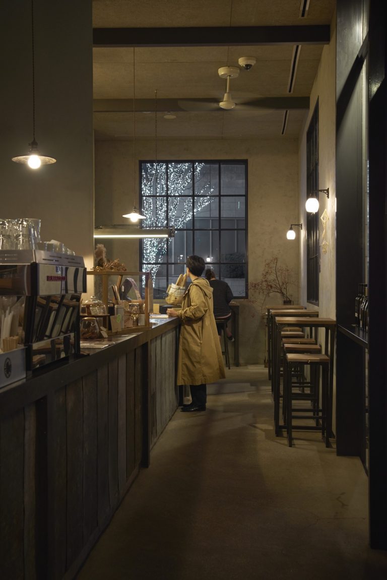 サクッと飲みたいならカウンター。奥にゆったりとしたテーブル席も。 〈bricolage bread & co.〉六本木