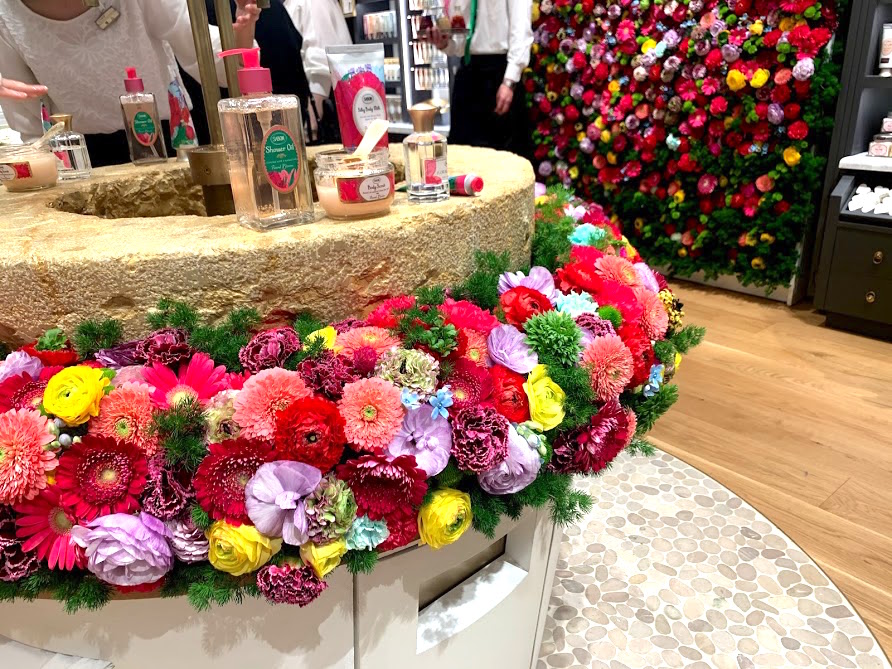 ウォータースタンドとフォトブースに飾られている色鮮やかな花は、リニューアルオープンの記念に期間限定で登場。