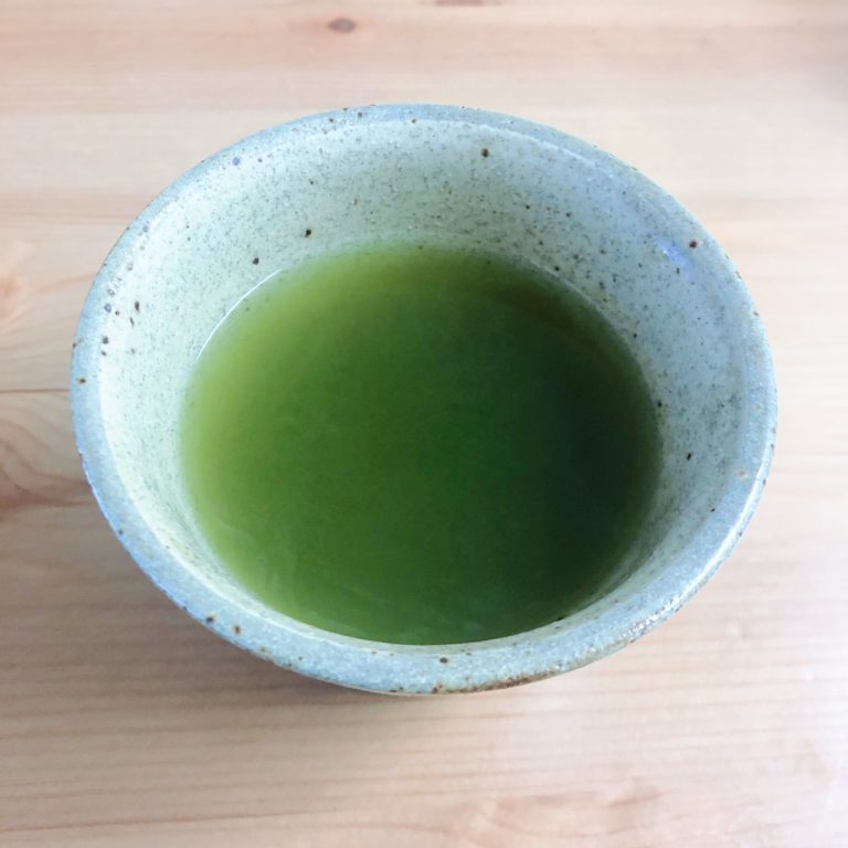 鮮やかでキレイな緑茶の色は粉末ならでは。これだけ鮮やかだと見ていてうっとりする。味は、濃く入れた緑茶のようなカテキンを感じます。濃いのが好きな方にはぴったり。粉末なので薄味が好きな方はお湯を足して調整するといいかもしれません。