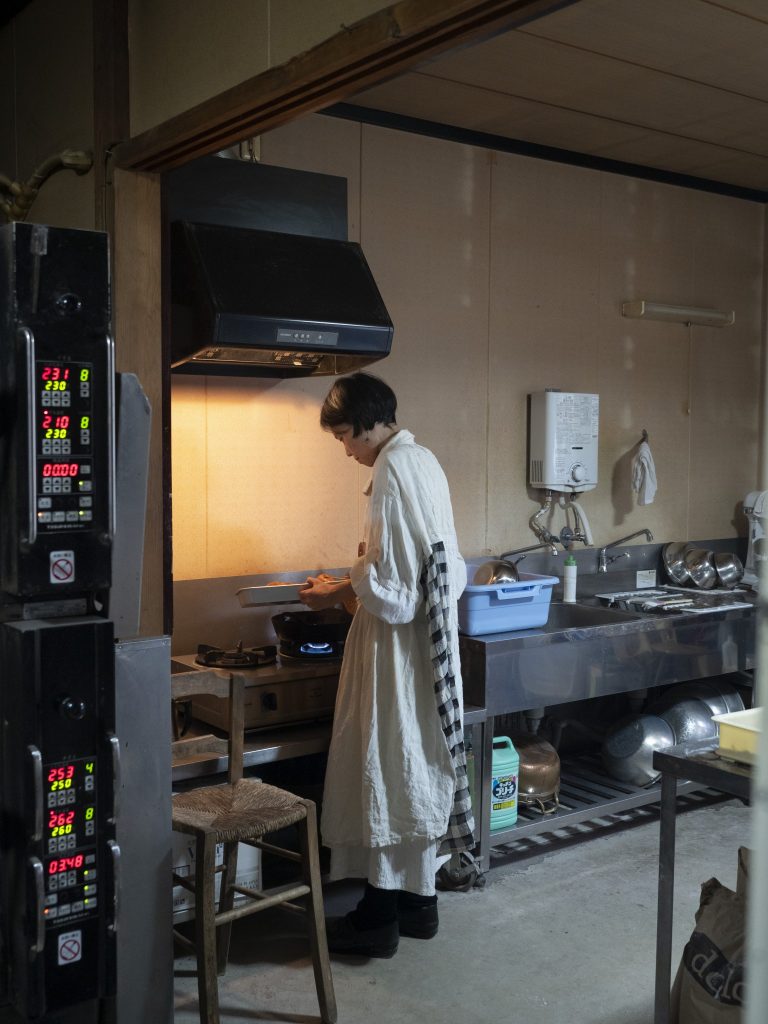 ドーナツを揚げる由香里さん。 石川県・中能登町〈月とピエロ〉