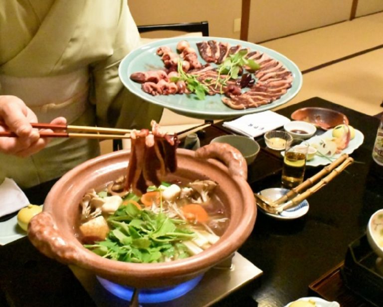 お食事は、厳選された湖国滋賀の旬の美食と共に、滋賀県の地酒などが味わえます。写真は「鴨鍋」。ヘルシーで美肌効果が高い鴨肉をたっぷりお鍋で。（11月～2月くらいまで）