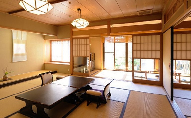 お部屋によって趣の違う日本庭園が望め、ゆったりとした空間のなかで優雅なひと時が過ごせる。