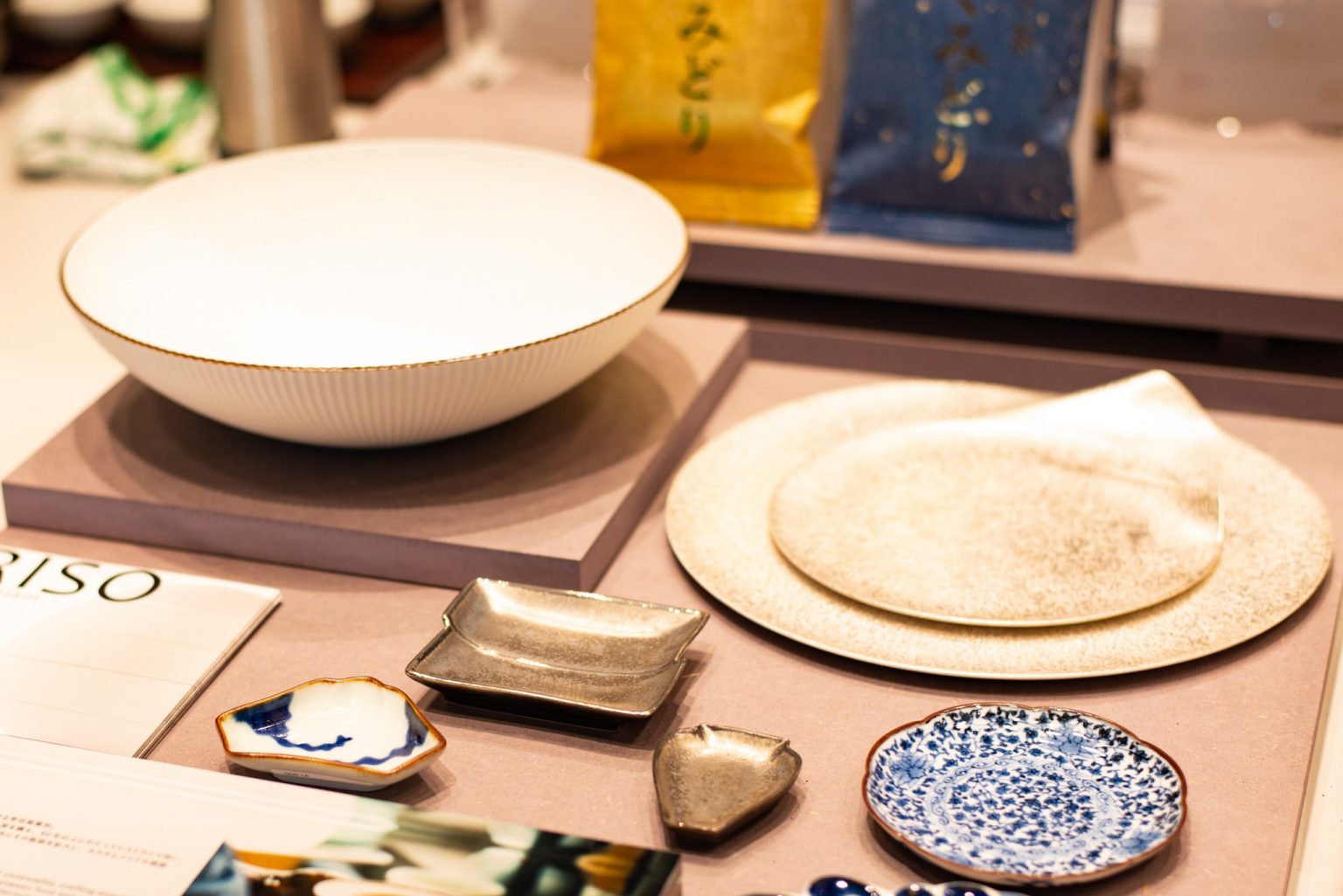 佐賀の伝統的工芸品「有田焼」。60年以上にわたり、レストランで用いる陶磁器を手がけてきた〈李荘窯業所〉による作品です。控えめながら、セットされているだけでサマになる心にくい食器。