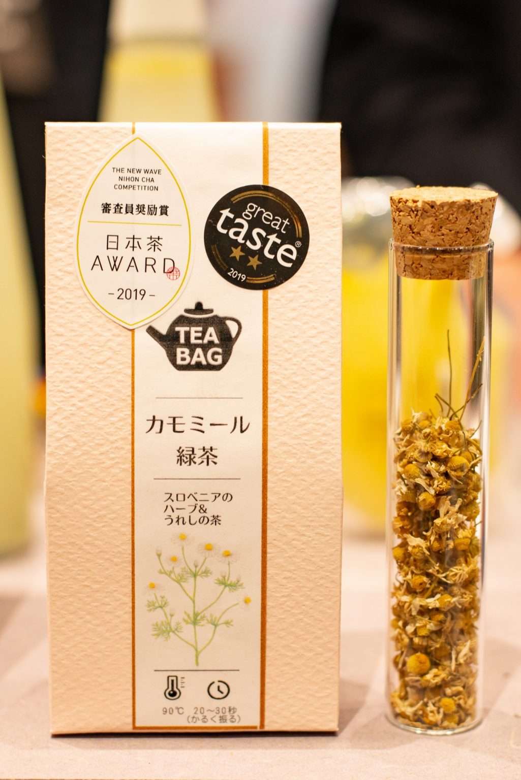 ハーブティーのような風味が楽しめる「カモミール緑茶」。日本屈指のお茶どころである嬉野市にて、最高品質茶葉を生産・販売する〈徳永製茶〉による製品。