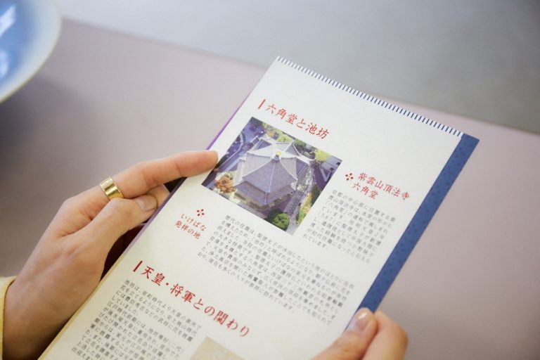 「池坊いけばな」は、聖徳太子が創建した京都のお寺「六角堂」(頂法寺)の住職を代々務める池坊が花をいけたことに始まります。 200220kt006