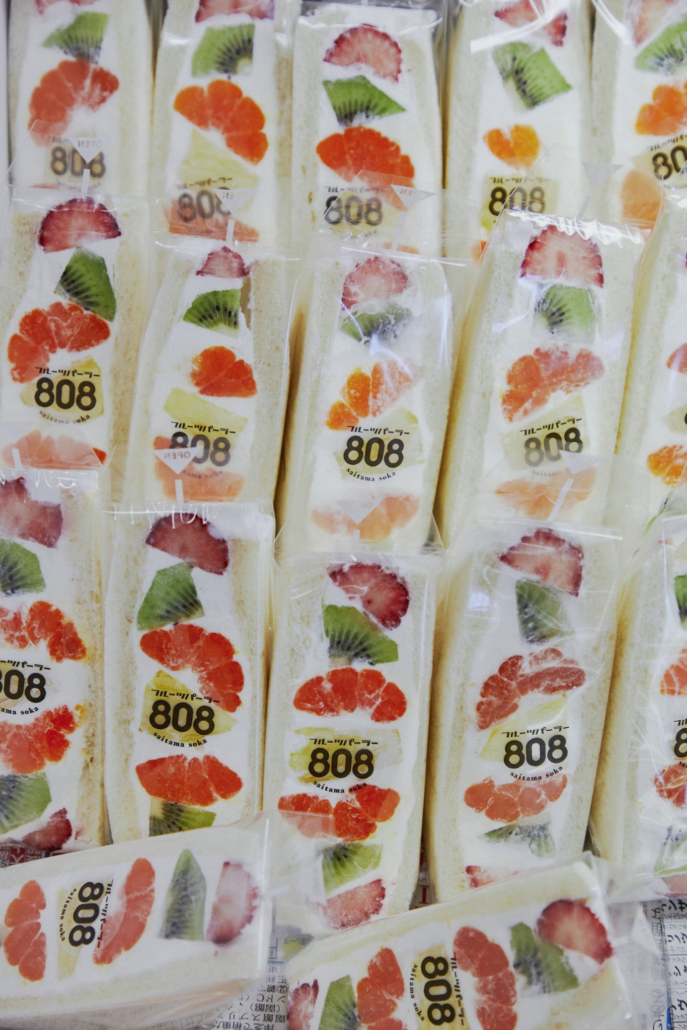 週末にはフルーツサンド400個が売れていく〈フルーツパーラー 808〉へ。草加の商店街から奇跡を起こす。