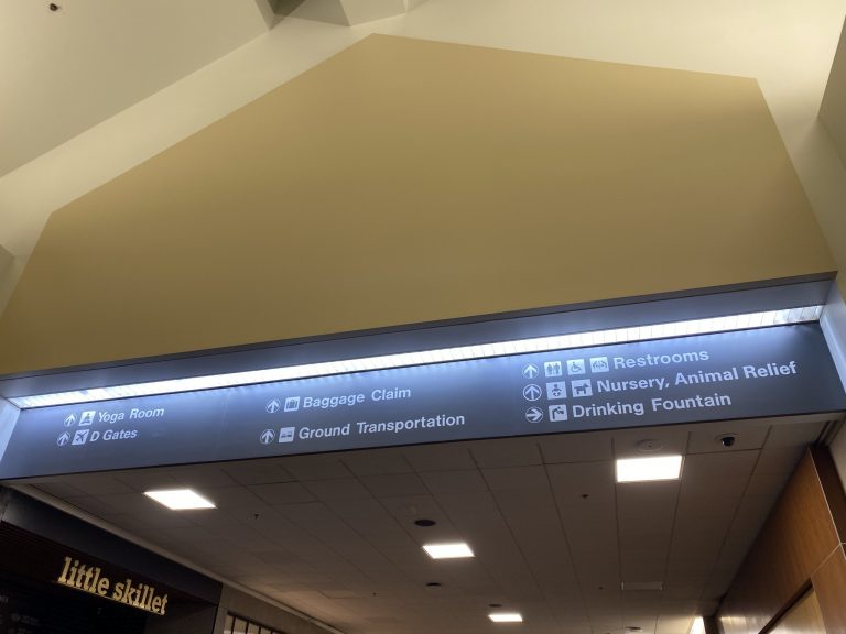 セキュリティポイントを抜けたターミナル2に入っていくと、上の看板表示に「Yoga room」と記載が見えてきます。営業時間は午前4時半から午前12時半までと、長いのでぜひ待ち時間が長いときは利用してみてください。
