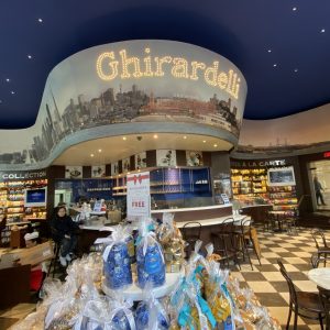 カフェが併設されている店舗で一番有名なのは、ギラデリスクエアにあるGhirardelli Marketplaceのカフェ。ただ観光地だけあって非常に混雑しているので…おすすめなのはゆったりお買い物＆カフェができる有名なPALACE HOTELの1階にはいっているGhirardelli Ice Cream & Chocolate Shop。個人的にはここが一番穴場だと思っています！