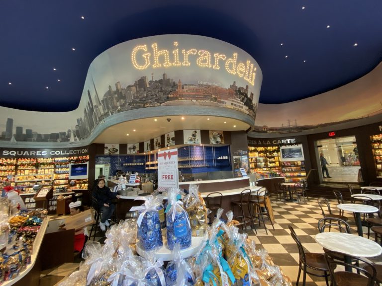 カフェが併設されている店舗で一番有名なのは、ギラデリスクエアにあるGhirardelli Marketplaceのカフェ。ただ観光地だけあって非常に混雑しているので…おすすめなのはゆったりお買い物＆カフェができる有名なPALACE HOTELの1階にはいっているGhirardelli Ice Cream & Chocolate Shop。個人的にはここが一番穴場だと思っています！