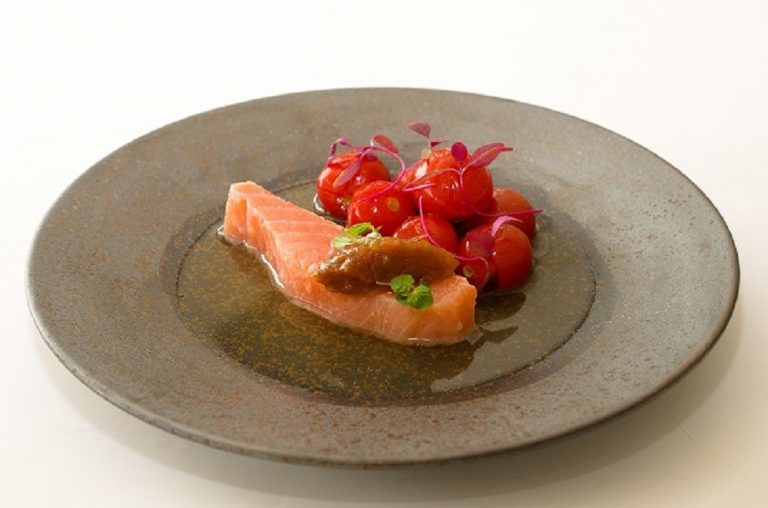 美食ガイド「ゴ・エ・ミヨ2020」で3トックの評価を得た「テロワール発酵フレンチ」は絶品。