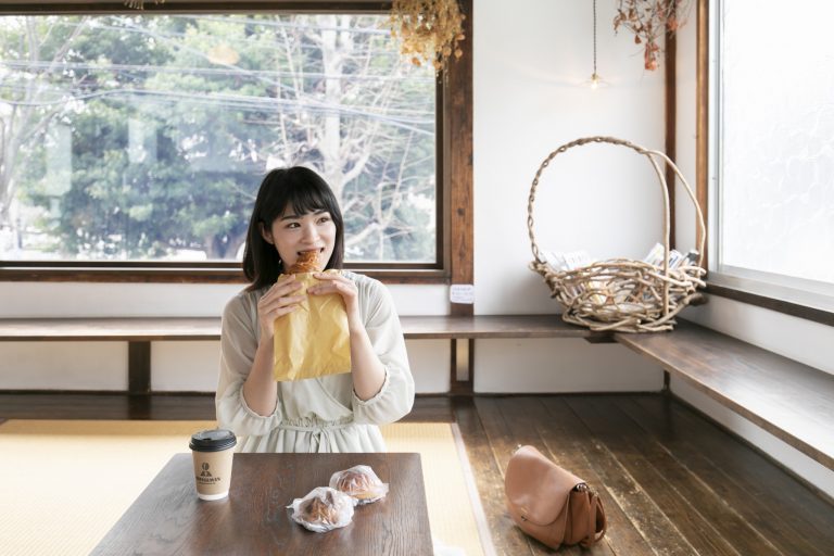 イートインスペースは大きな窓が気持ちいい。ドリンクは近所のカフェ〈COFFEEMAN〉からテイクアウト。 〈マツパン〉/六本松