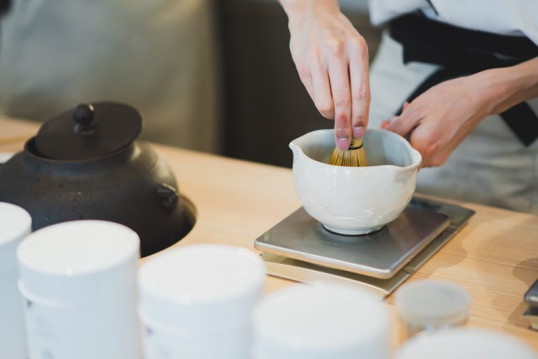 専属の日本茶のプロ茶バリエによって注文を受けてから、一杯一杯丁寧に濃厚な抹茶を点てるところから始まる。茶筅で点てるリズムと共に抹茶がこちらにもふんわり香り、真剣に所作を見ながらさらに期待が高まる。最後の一滴までしっかり入った「濃茶ラテ」、混ぜる前に抹茶のところだけで。