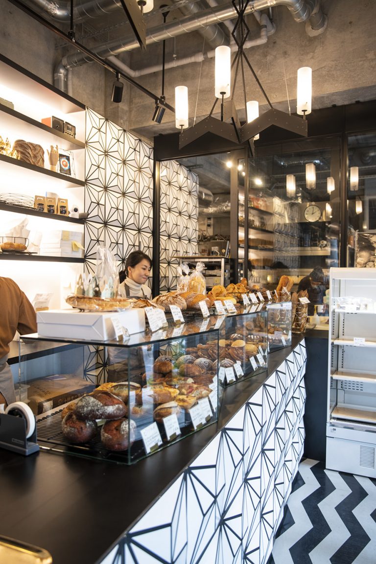 オフィス街の一角にあり、斬新なデザインが目を引く。 〈Boulangerie Django〉/水天宮前