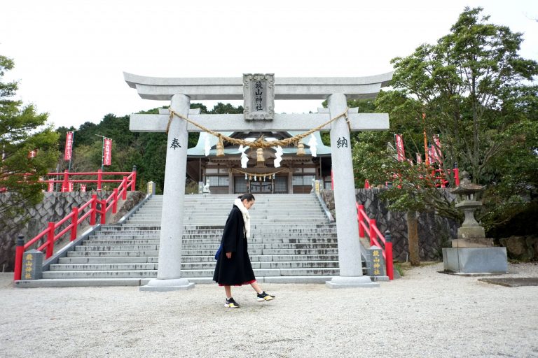 立派な鳥居に吸い寄せられて 唐津 鏡山神社 で 自然たっぷりのエネルギーを浴びる 本山順子の迷子のお守り Hanako Tokyo