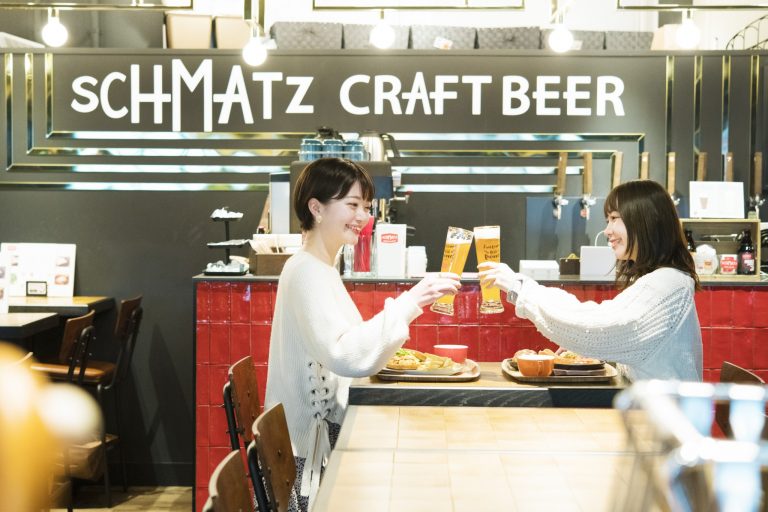 「お店おすすめのビールで乾杯!」 〈シュマッツ・ベーカリー&ビア〉/下北沢