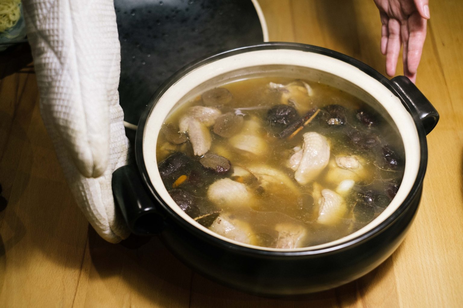 台湾では体を整える時に決まって飲むのが鶏のスープ。こちらが完成。