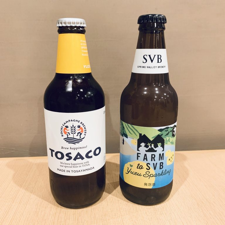 「ゆずクラフト飲み比べセット」1,350円。左から、〈高知カンパーニュブルワリー〉「TOSACO YUZU PALE ALE」、〈SVB〉「YUZU Sparkling 〜FARM to SVB 高知産ゆず〜」。 「YUZU Sparkling 〜FARM to SVB 高知産ゆず〜」