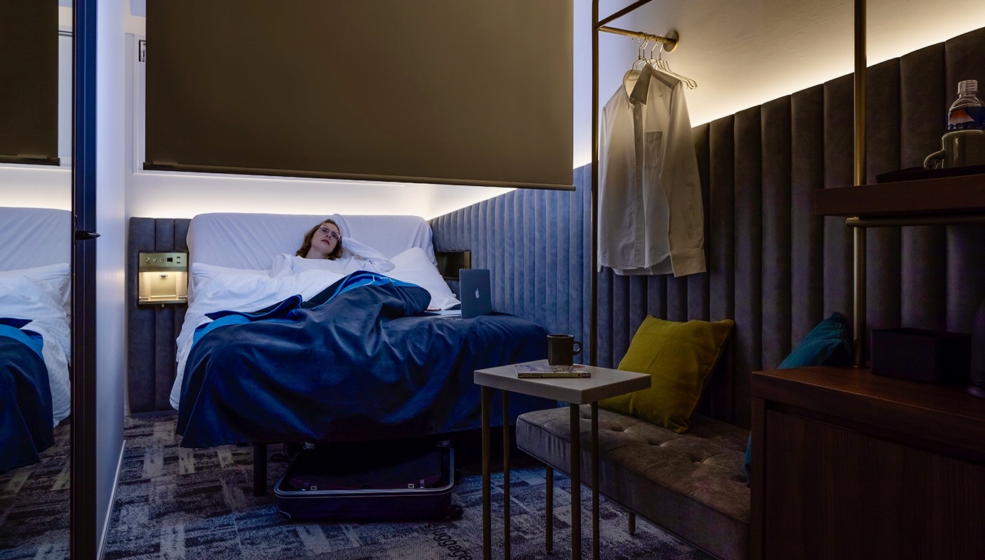 iPhoneなどを駆使した近未来的な宿泊体験ができる、令和時代の新感覚デジタルホテル〈slash川崎〉。