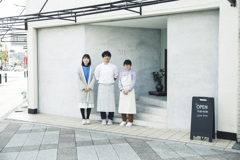 中央になかむらさん、左が妻のあみさん。右はこの場所を受け継ぐ野元みどりさん。 3ft_257