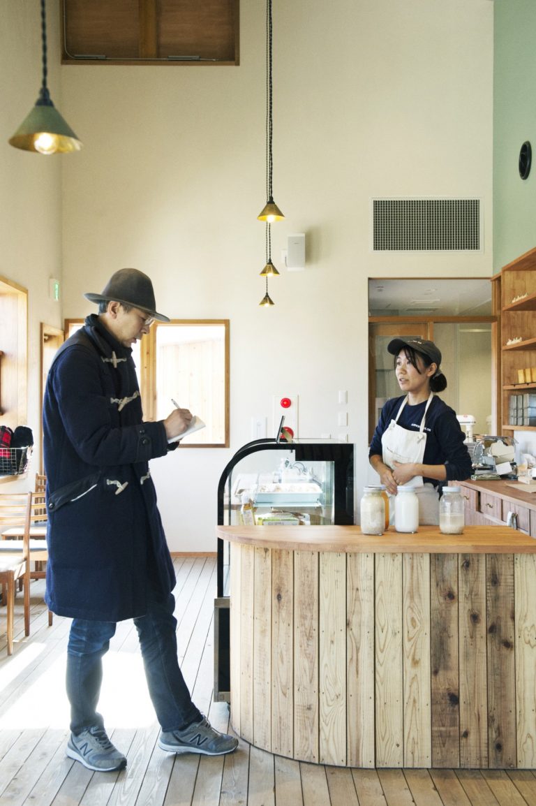 藤田さんの話に熱心にメモを取る池田さん。「パン好きには たまらない空間!」 〈KURKKU FIELDS〉千葉