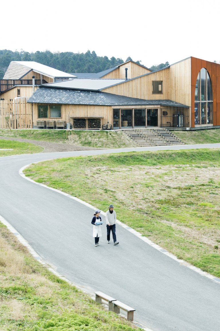 入り口すぐのベーカリーから養鶏場までは藤田さんの足で約10分。「厨房を出て散歩気分で歩くことで、リフレッシュできるし、新しいアイデアも浮かぶんです。 〈KURKKU FIELDS〉千葉