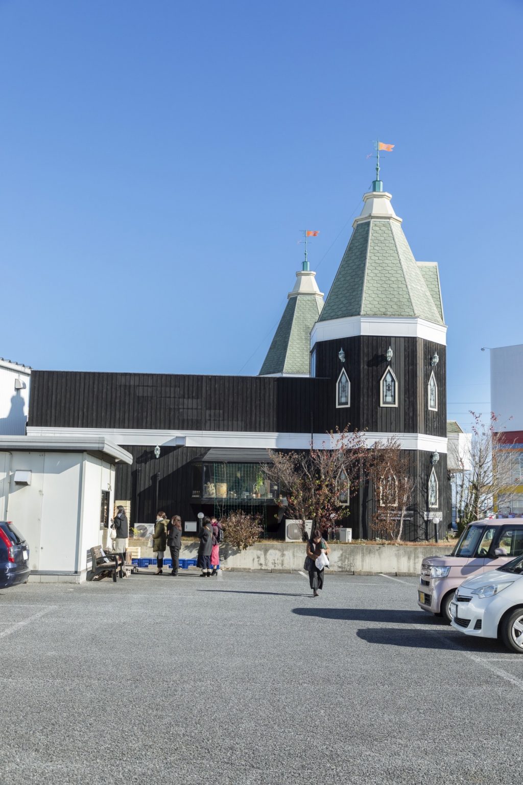 高崎にある喫茶店〈珈琲哲学〉の駐車場。2019年末まで、ここに置かれた物置で〈コム・ン〉は営業。その傍ら、世界一目指して練習する毎日だった。