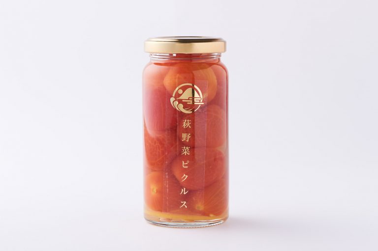 今回使用したのは、山口県萩市で作られた「萩野菜ピクルス プチトマト sweet ハニーシロップ」小 70g （税込800円）
ハチミツとリンゴ酢を使ったピクルス液に、形を崩さないよう、一つひとつ丁寧に湯剥きをしたミニトマトを漬けたピクルスです。（萩野菜ピクルス 083-929-3636)