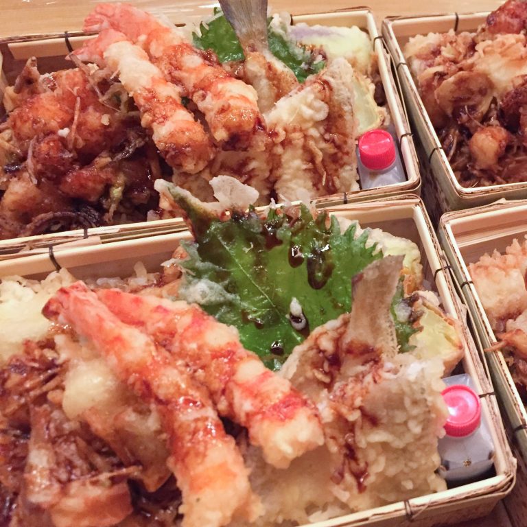 「天丼弁当」3,000円（税込）。天ぷらは海老や穴子など8種類ほど入る。