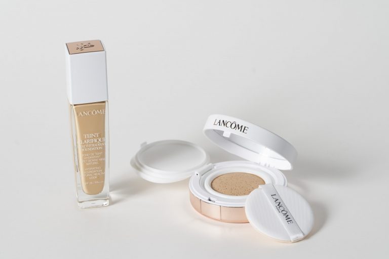左「リキッドファンデーション」右「クッションファンデーション」 〈LANCÔME〉