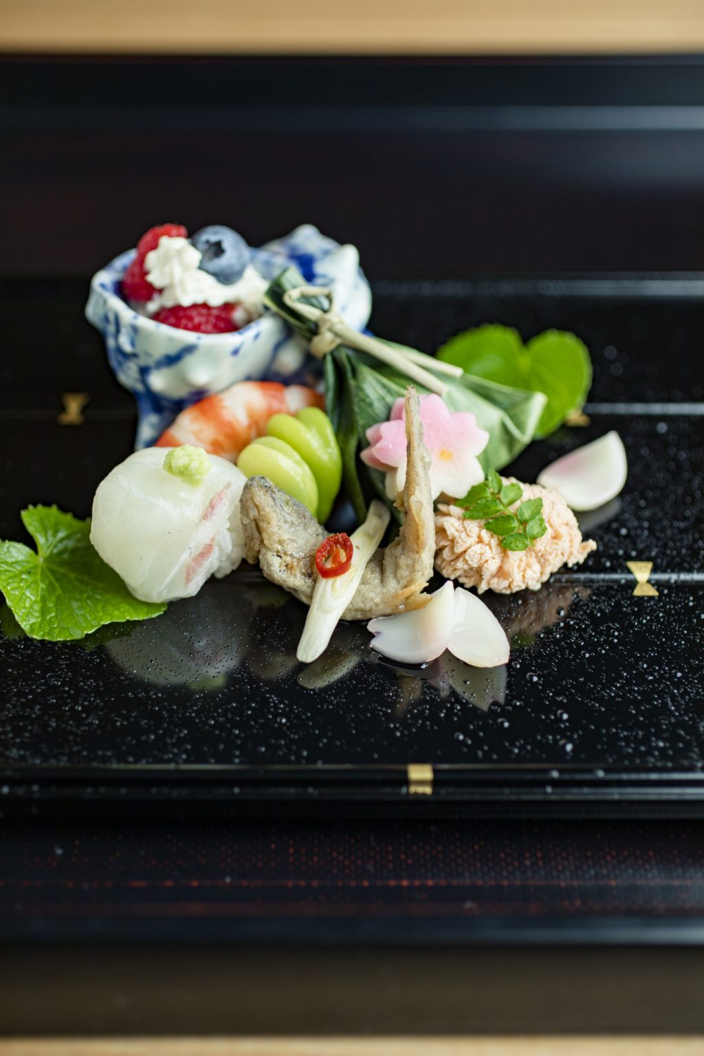 前菜。鯛の手毬寿司、ブルーベリーとラズベリーの白和え、鯛の子など。「お造りは2種類登場。ひと味加えている、 醤油のいらないお刺身（斎藤理子さん）」