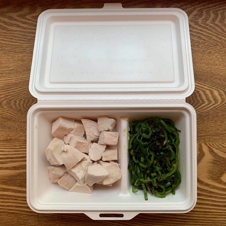 「ミノチキ弁当」1,000円（税込）。鶏むね肉と無限ピーマンを詰めた、低糖質のヘルシー弁当。