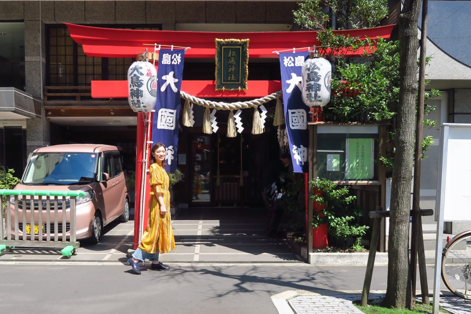 現在の神社周辺が入り江だった頃、松が多く生えた小島に柴田家の邸内社としてお祀りされていたというのが、松島という名の由来。