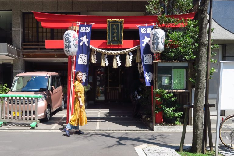 現在の神社周辺が入り江だった頃、松が多く生えた小島に柴田家の邸内社としてお祀りされていたというのが、松島という名の由来。 写真1