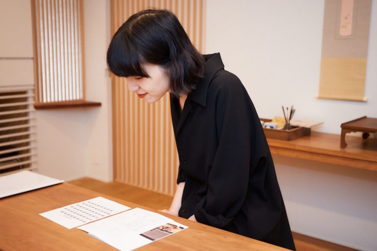 香りにまつわる場面がたくさん登場する「源氏物語」。「手紙に香を焚きしめるなんて素敵!」 200327kt033