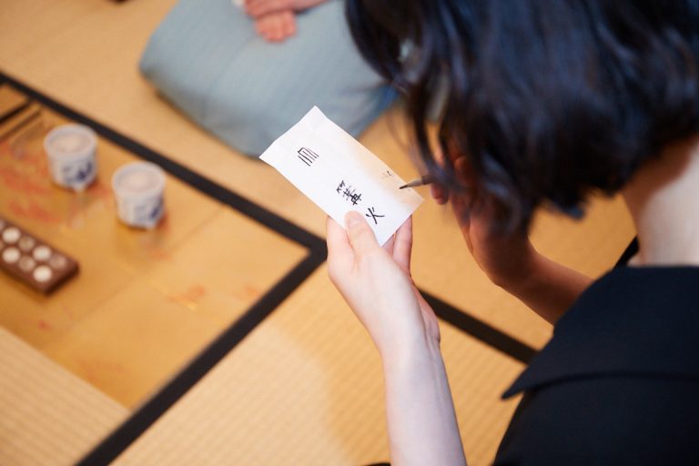 「源氏香の図」をもとに、同じ組み合わせだと思うものを用意された紙に記入します。おみゆさんは「篝火(かがりび)」と書きました。 200327kt083